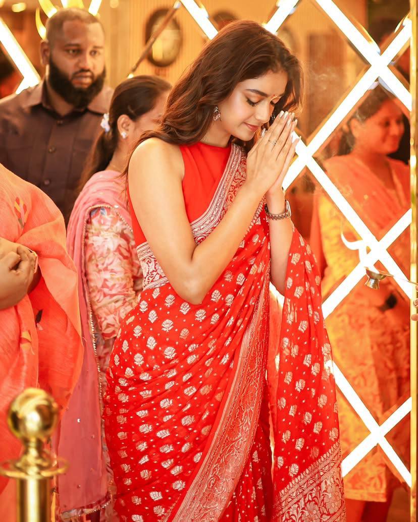 Snazzy Red Soft Silk Saree With Desuetude Blouse Piece