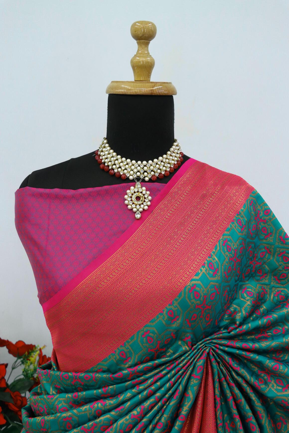 Inspiring Rama Soft Banarasi Silk Saree With Majesty Blouse Piece