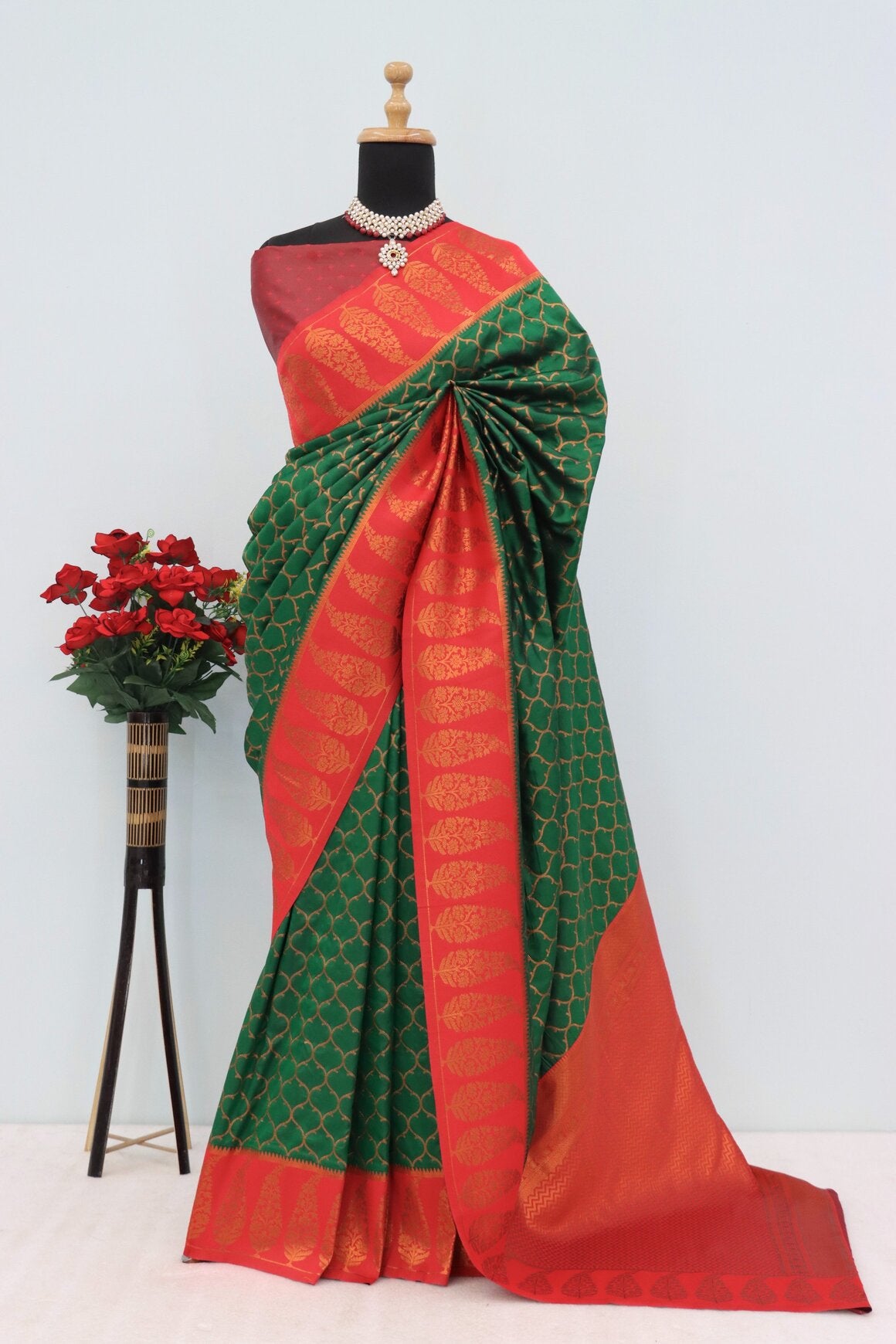 Elegant Dark Green Soft Banarasi Silk Saree With Fancifull Blouse Piece