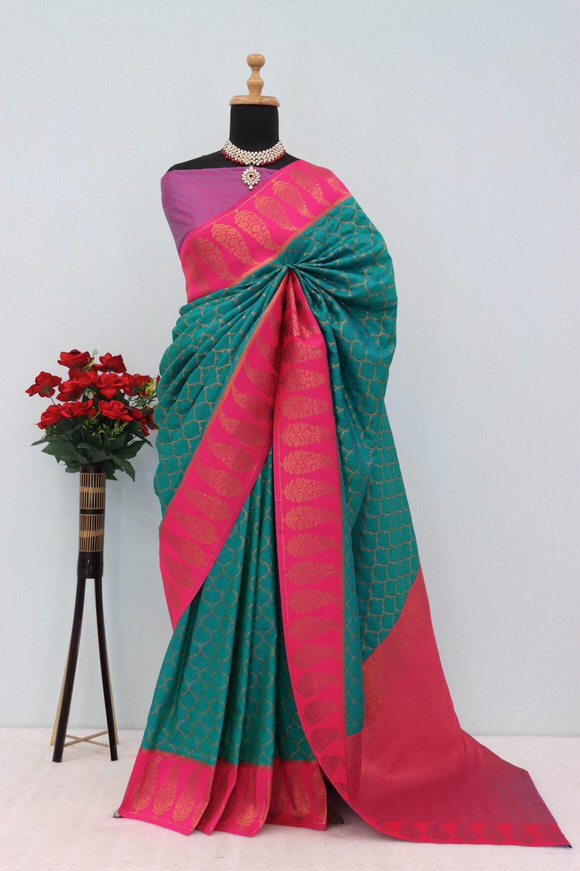 Magnificat Sea Green Soft Banarasi Silk Saree With Sumptuous Blouse Piece