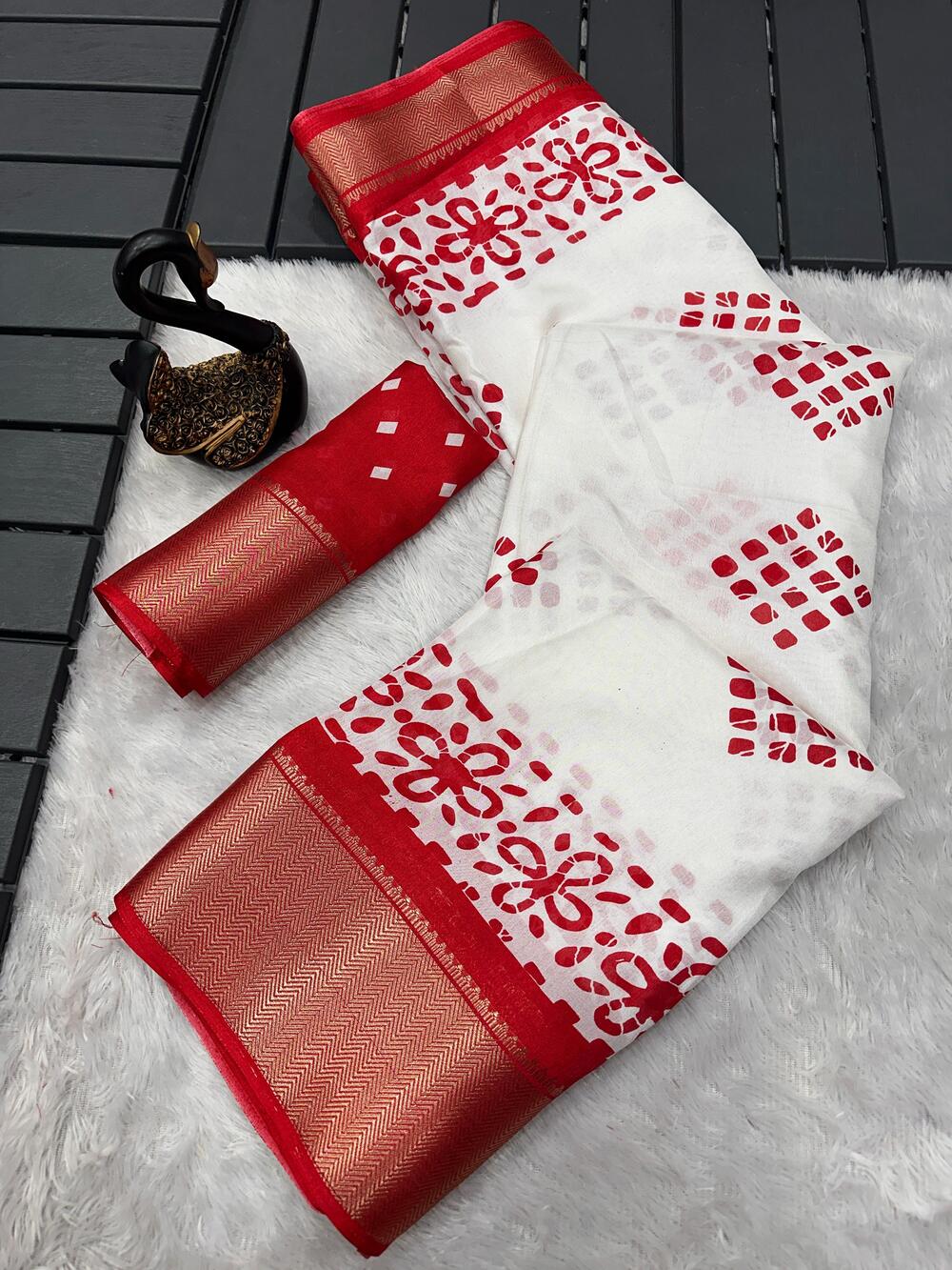 Dissemble Off White Digital Printed Dola Silk Saree With Adoring Blouse Piece