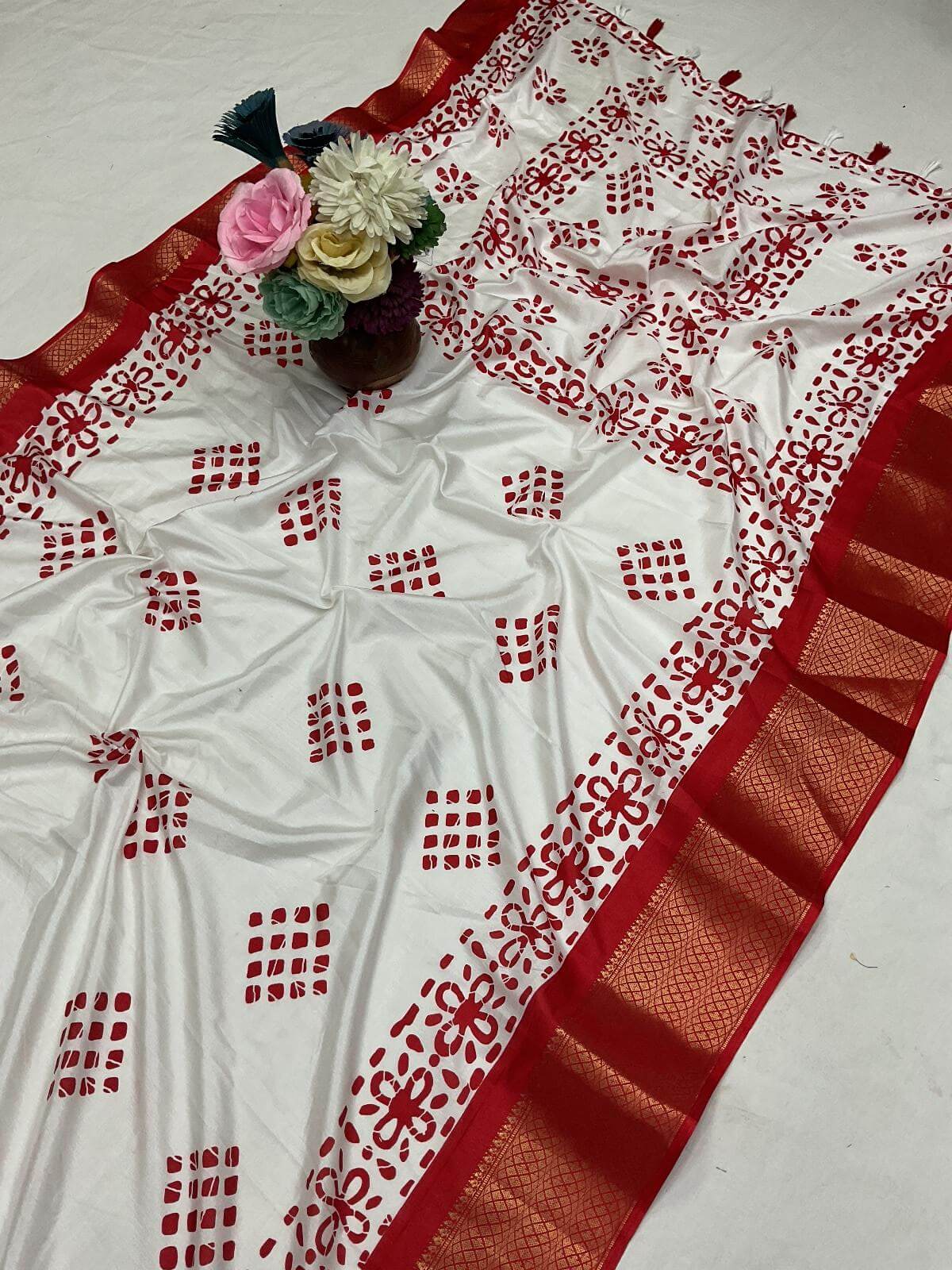 Dissemble Off White Digital Printed Dola Silk Saree With Adoring Blouse Piece
