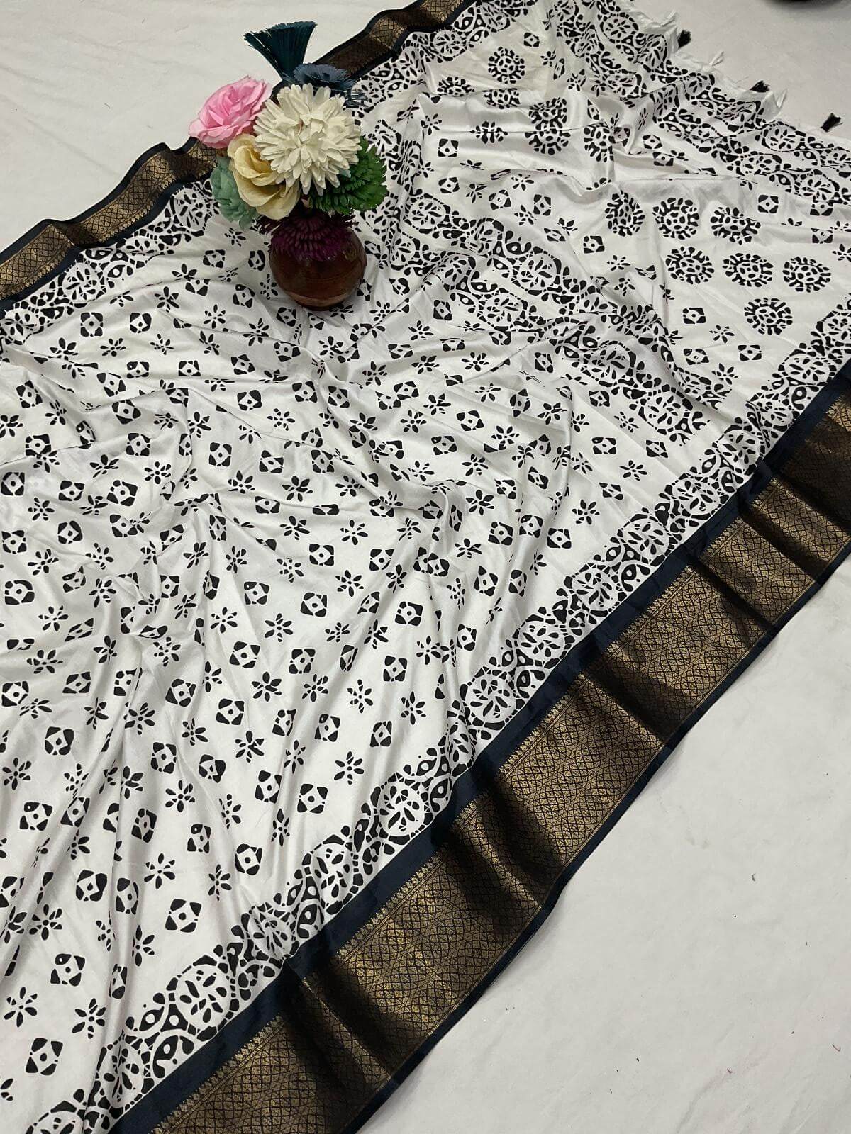 A dreamy Off White Digital Printed Dola Silk Saree With Fancifull Blouse Piece