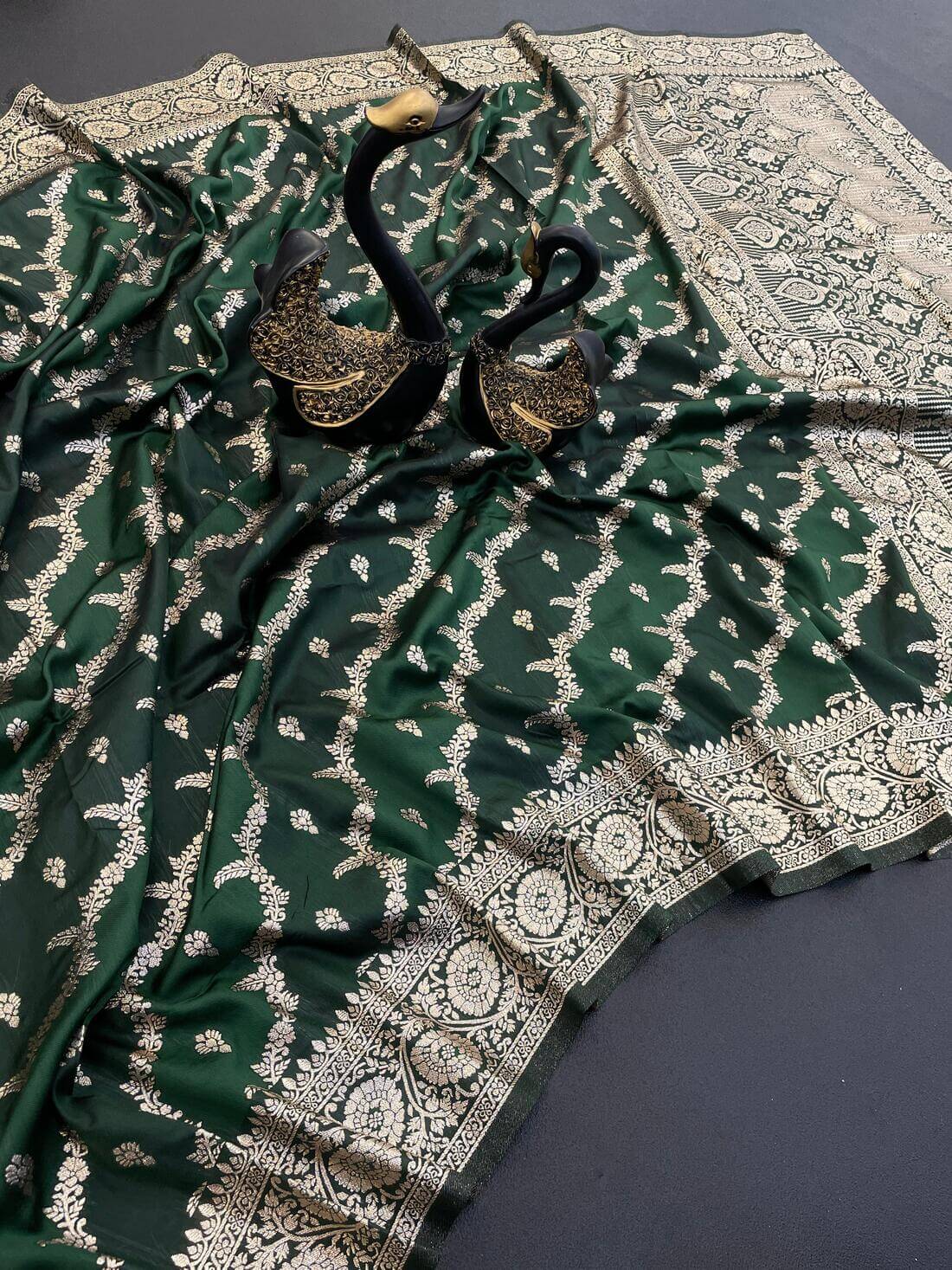 Glorious Dark Green Soft Banarasi Silk Saree With Traditional Blouse Piece