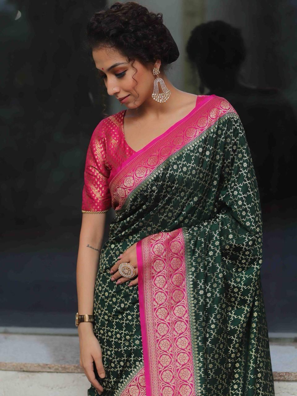 Demanding Dark Green Soft Silk Saree With Stunner Blouse Piece