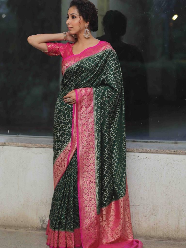 Demanding Dark Green Soft Silk Saree With Stunner Blouse Piece