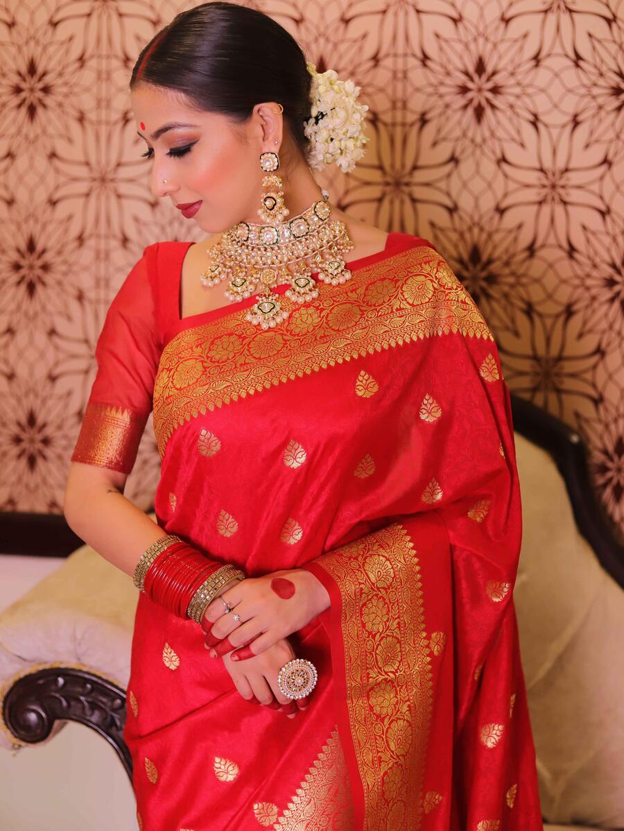 Confounding Red Soft Silk Saree With Enticing Blouse Piece
