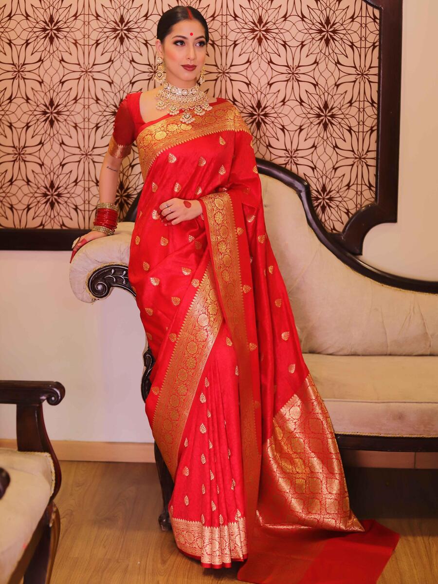Confounding Red Soft Silk Saree With Enticing Blouse Piece
