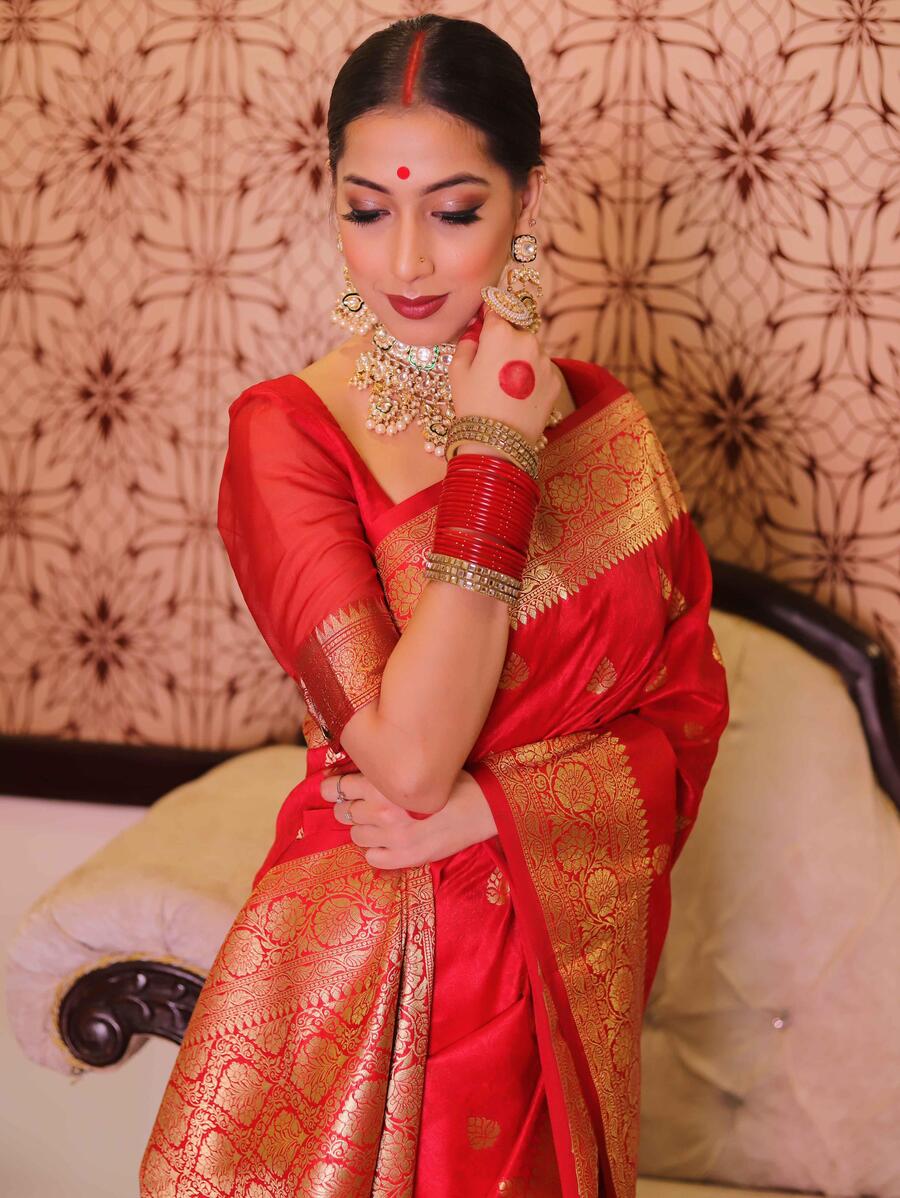 Confounding Red Soft Silk Saree With Enticing Blouse Piece