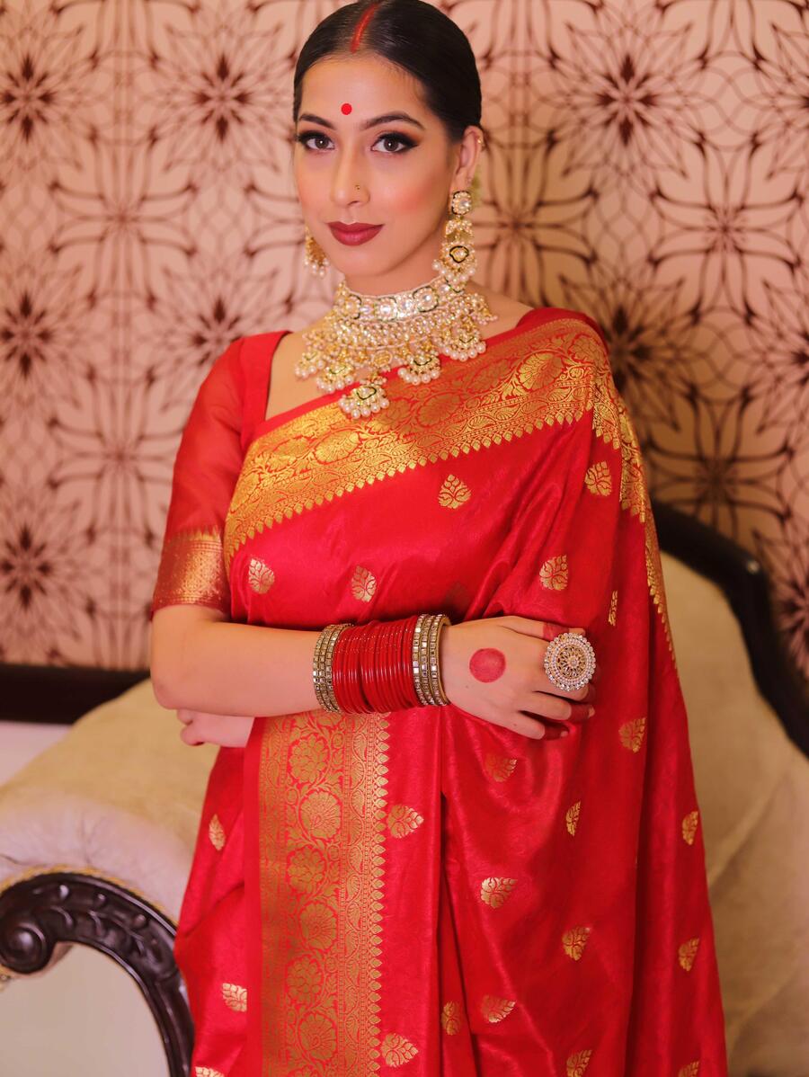 Confounding Red Soft Silk Saree With Enticing Blouse Piece