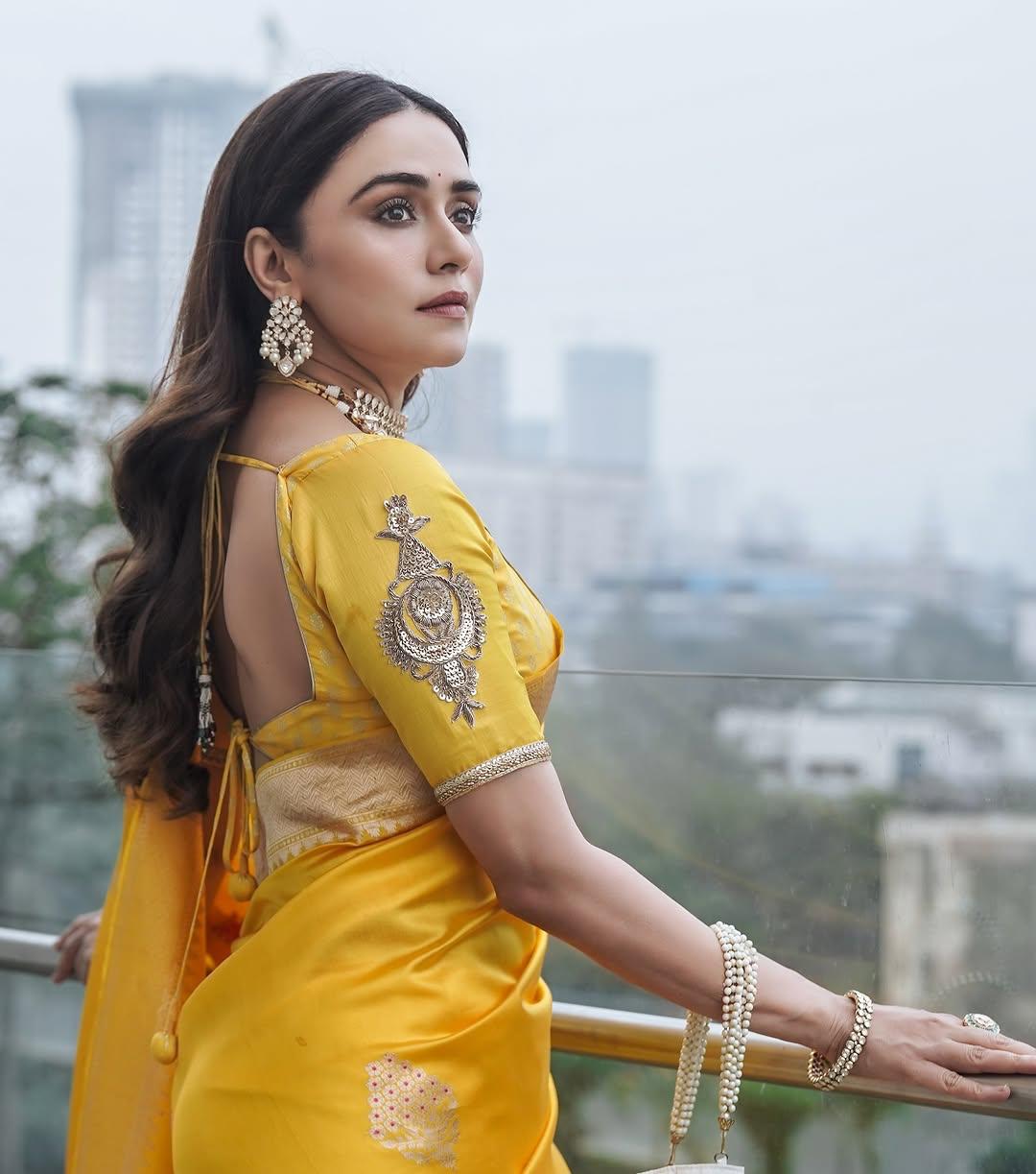 Ephemeral Yellow Soft Silk Saree With Pleasurable Blouse Piece