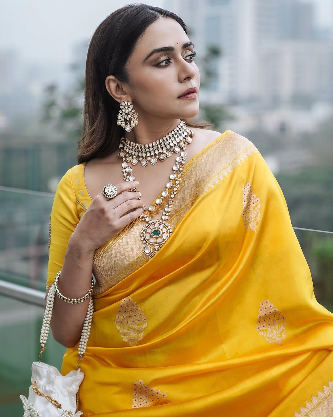 Ephemeral Yellow Soft Silk Saree With Pleasurable Blouse Piece