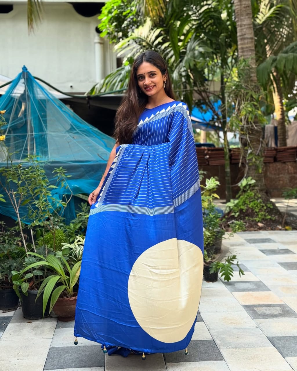 Amazing Royal Blue Digital Printed Crape Silk Saree With Hypnotic Blouse Piece