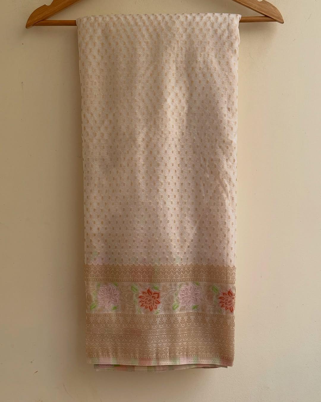 Dissemble Off White Soft Banarasi Silk Saree With Elision Blouse Piece