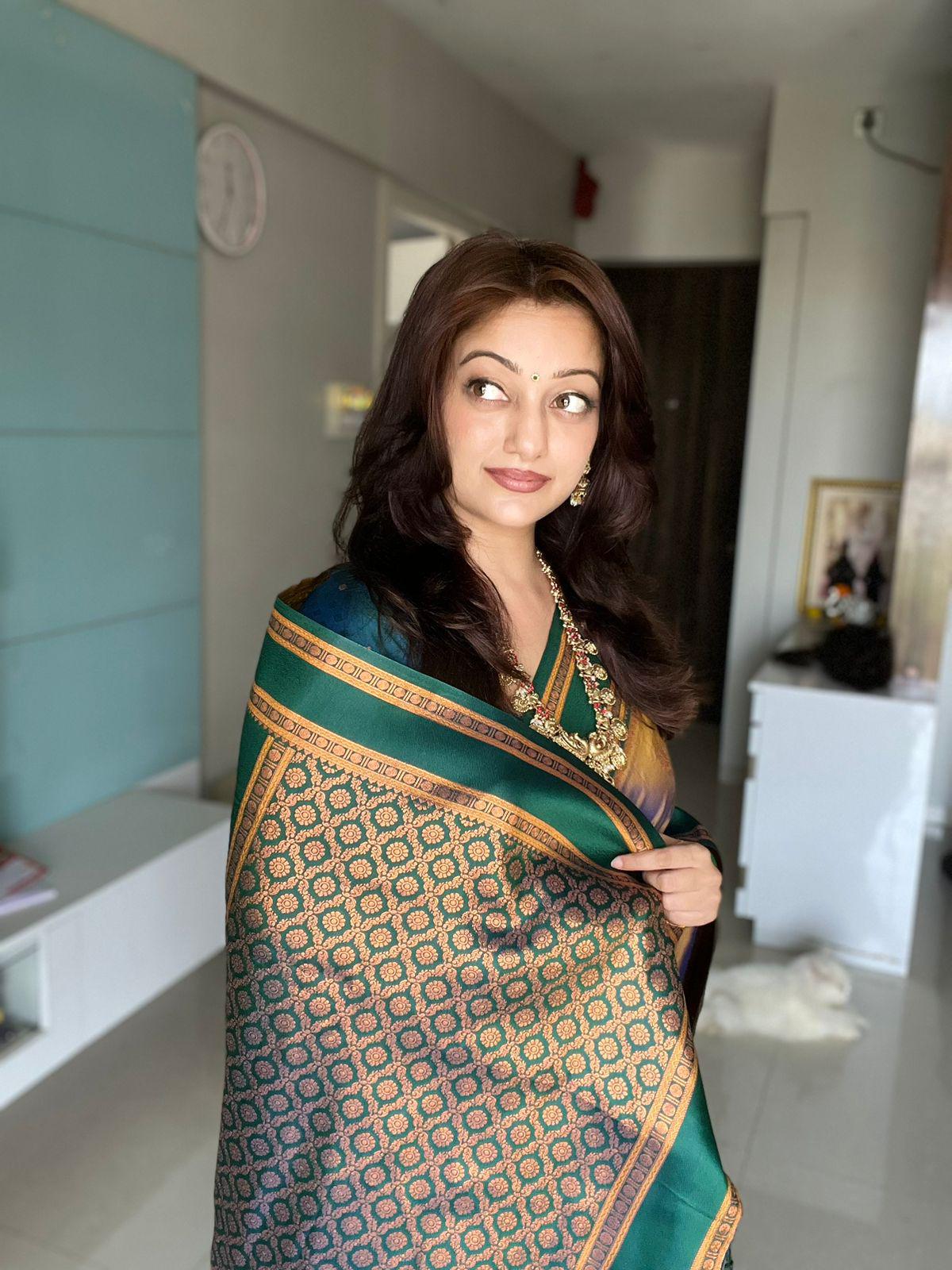 Super classy Peach Soft Banarasi Silk Saree With Ebullience Blouse Piece