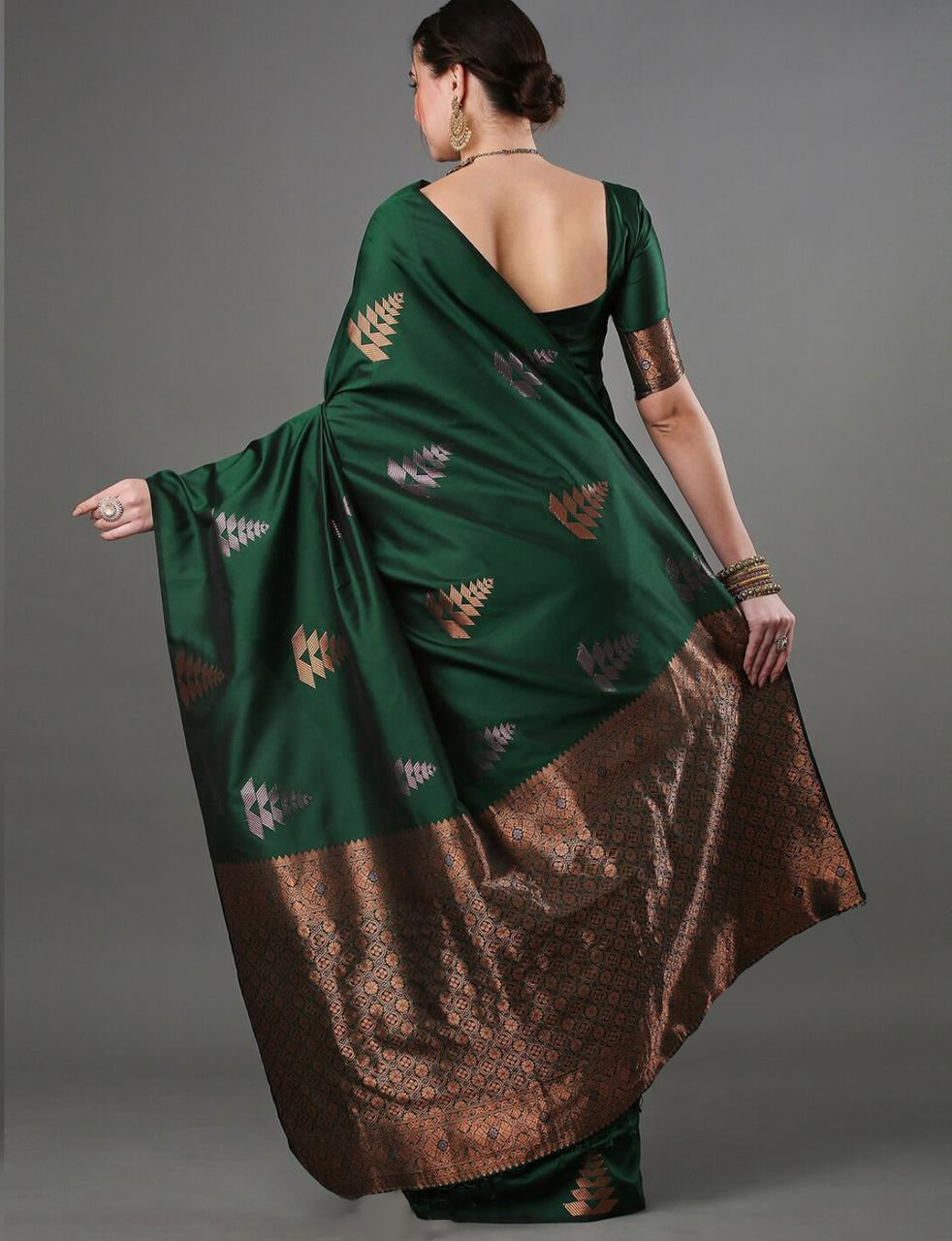 Winsome Green Soft Silk Saree With Engaging Blouse Piece