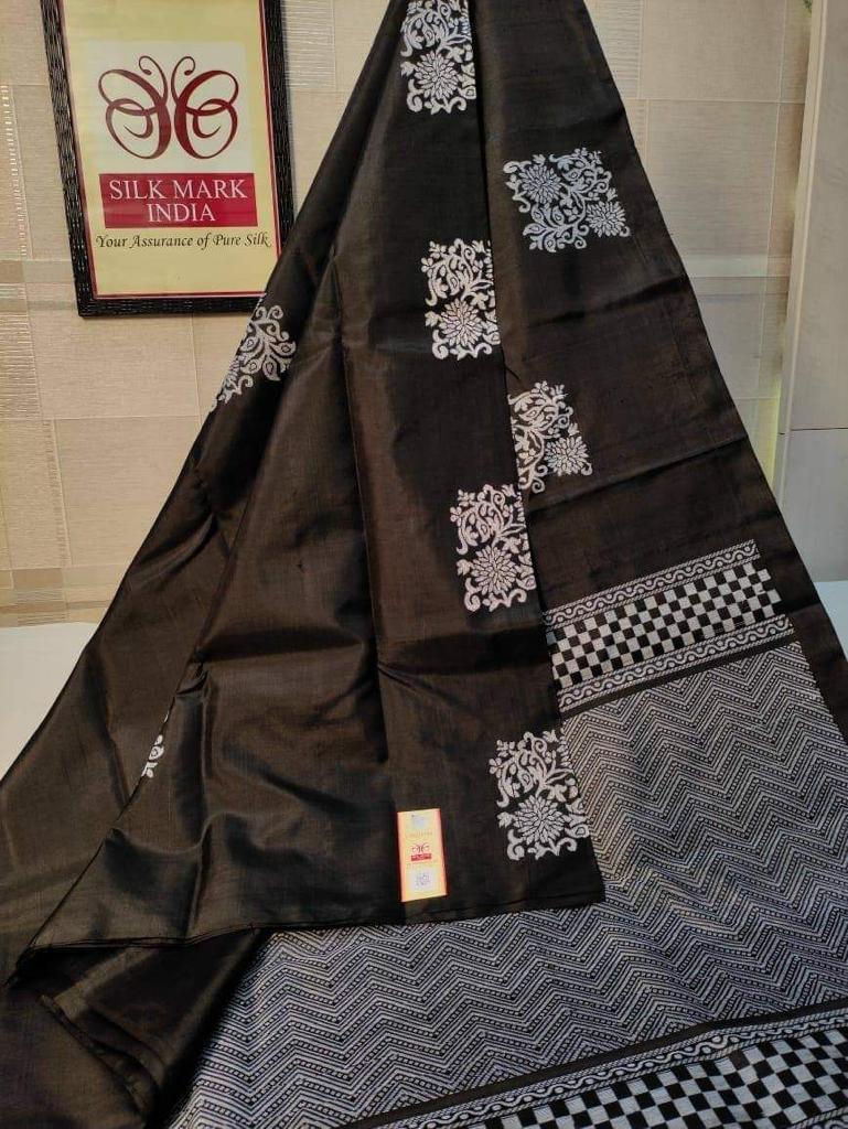 Redolent Black Soft Silk Saree With Moiety Blouse Piece