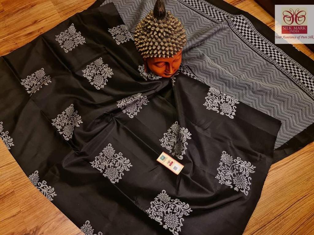 Redolent Black Soft Silk Saree With Moiety Blouse Piece