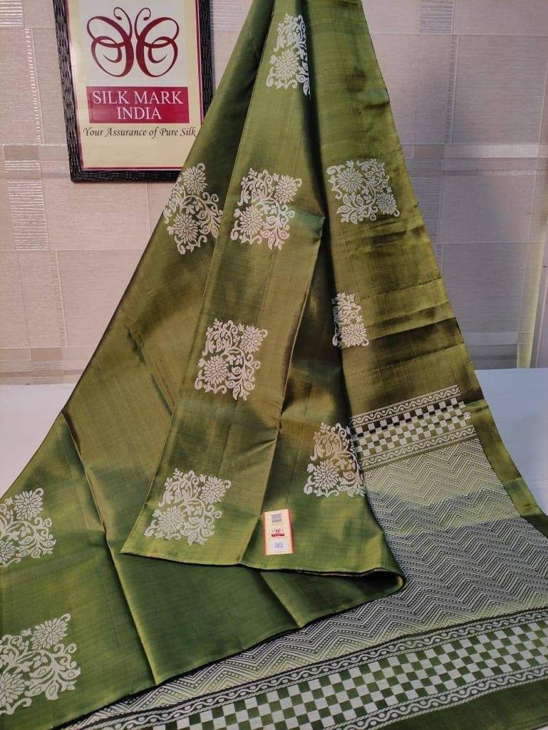 Quintessential Green Soft Silk Saree With Mellifluous Blouse Piece