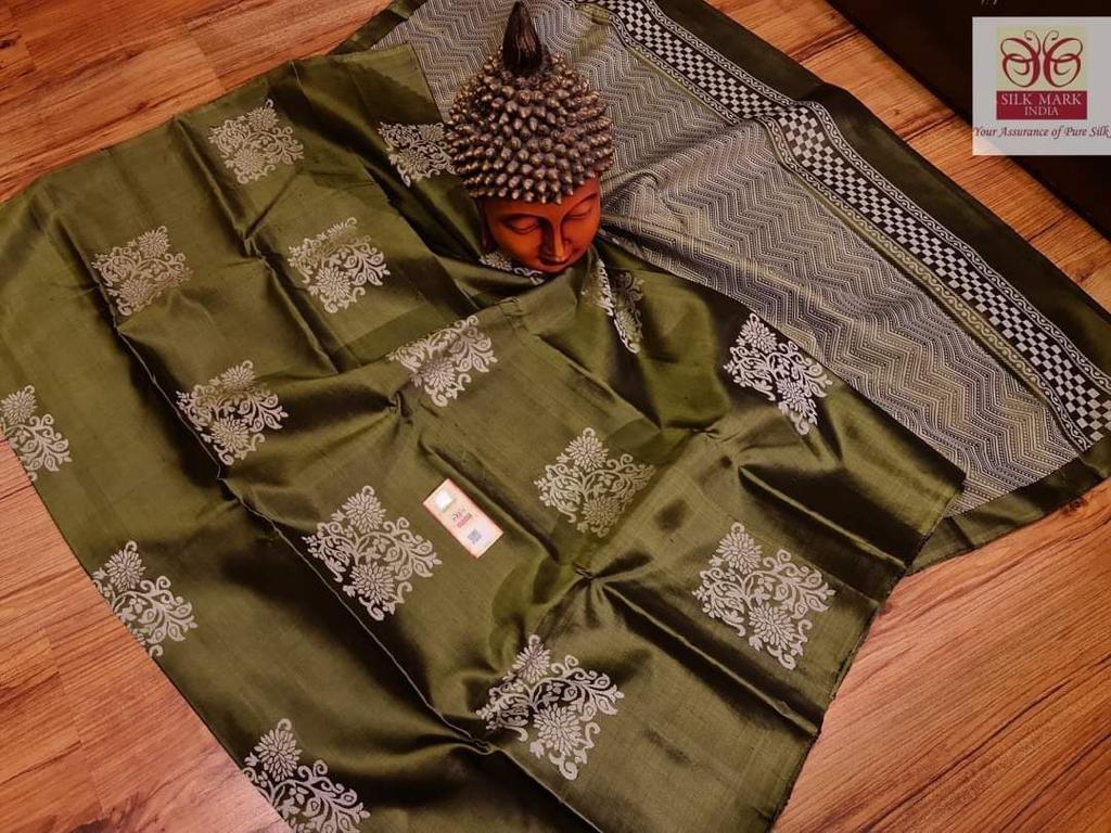 Quintessential Green Soft Silk Saree With Mellifluous Blouse Piece