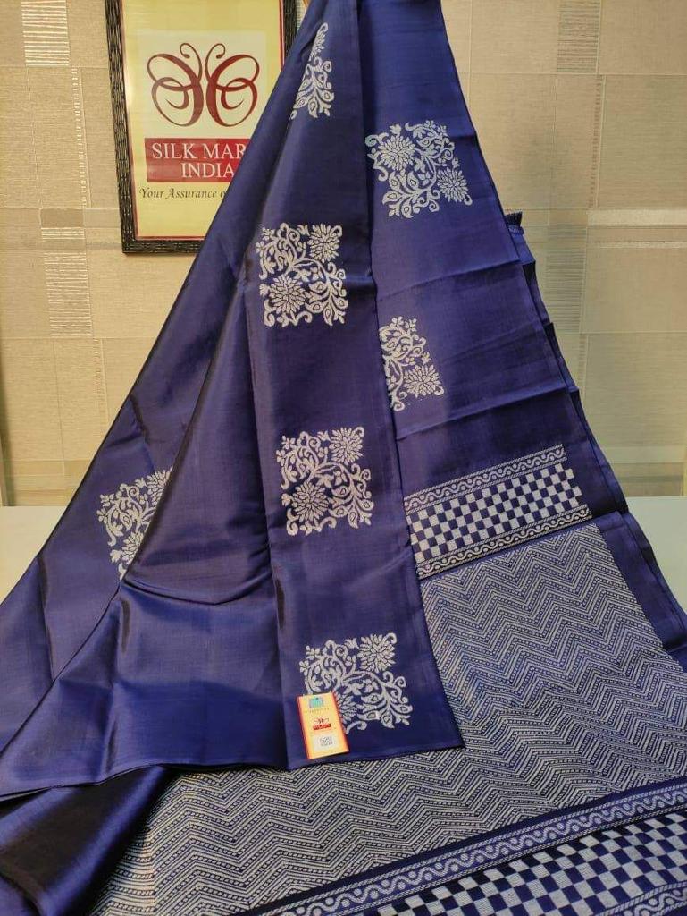 Petrichor Navy Blue Soft Silk Saree With Gratifying Blouse Piece