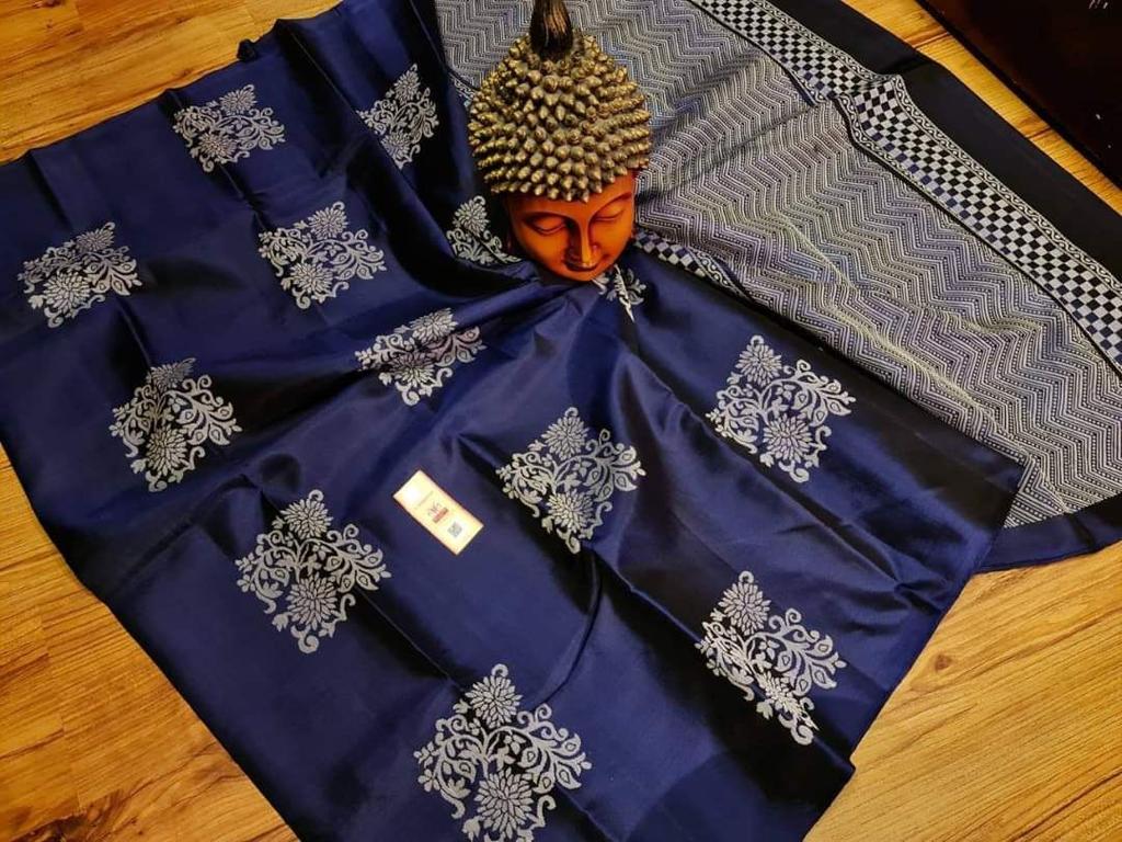 Petrichor Navy Blue Soft Silk Saree With Gratifying Blouse Piece