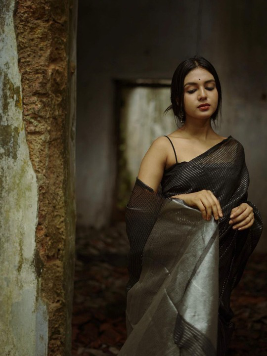 A glam Black Soft Silk Saree With Phenomenal Blouse Piece