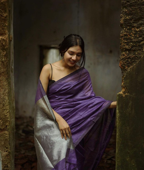 An insanely Purple Soft Silk Saree With Gratifying Blouse Piece