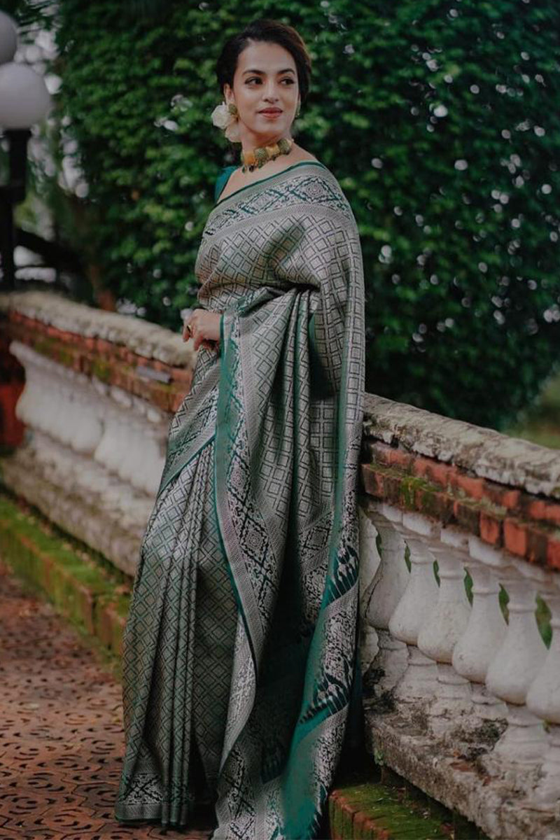 Tremendous Green Soft Silk Saree With Fantabulous Blouse Piece