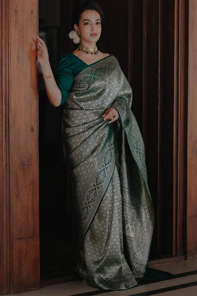 Tremendous Green Soft Silk Saree With Fantabulous Blouse Piece