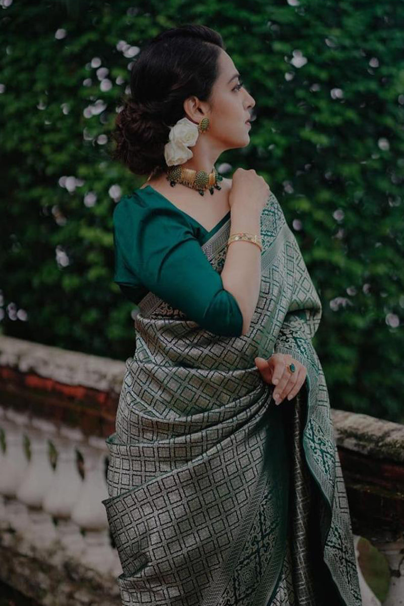 Tremendous Green Soft Silk Saree With Fantabulous Blouse Piece