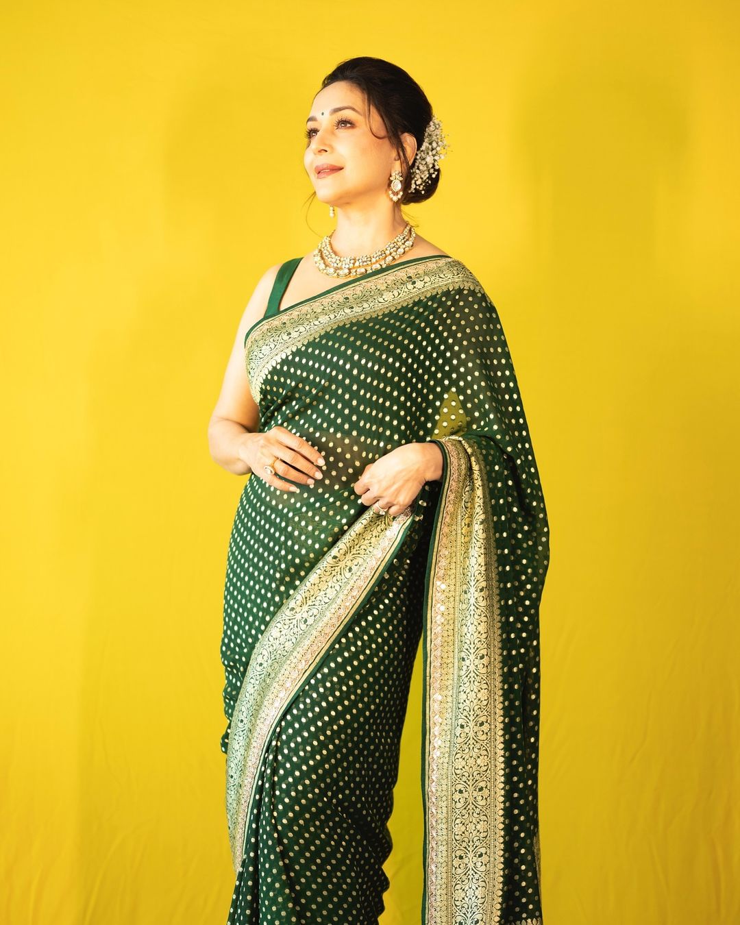 Improbable Dark Green Soft Silk Saree With Skinny Blouse Piece