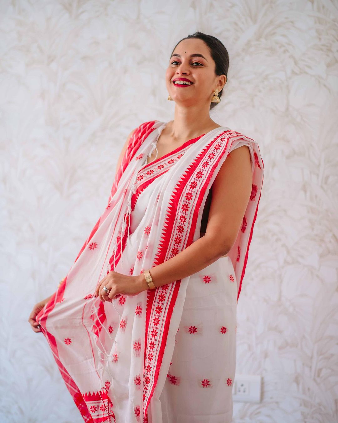 Enchanting White Cotton Silk Saree With Enchanting Blouse Piece