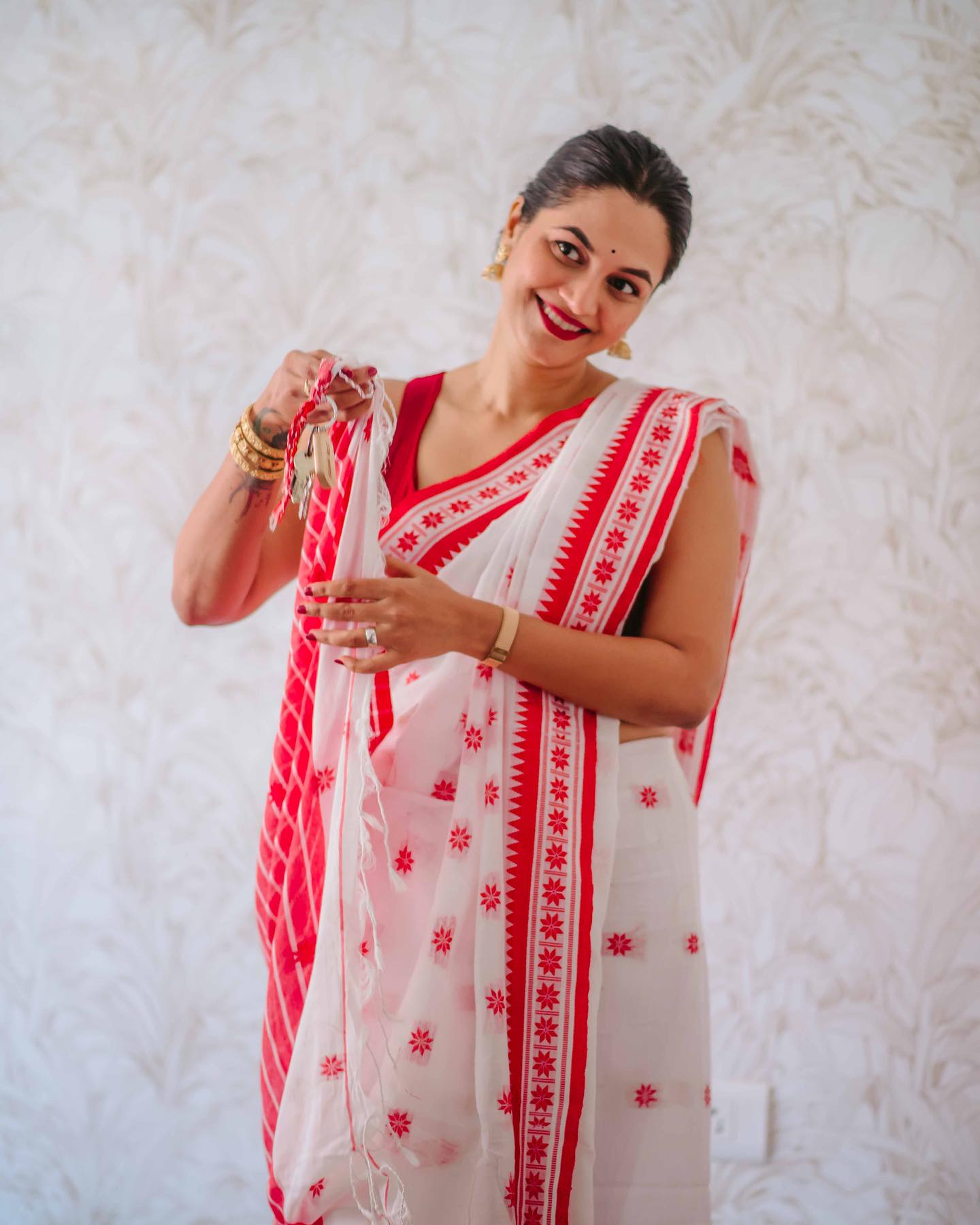 Enchanting White Cotton Silk Saree With Enchanting Blouse Piece