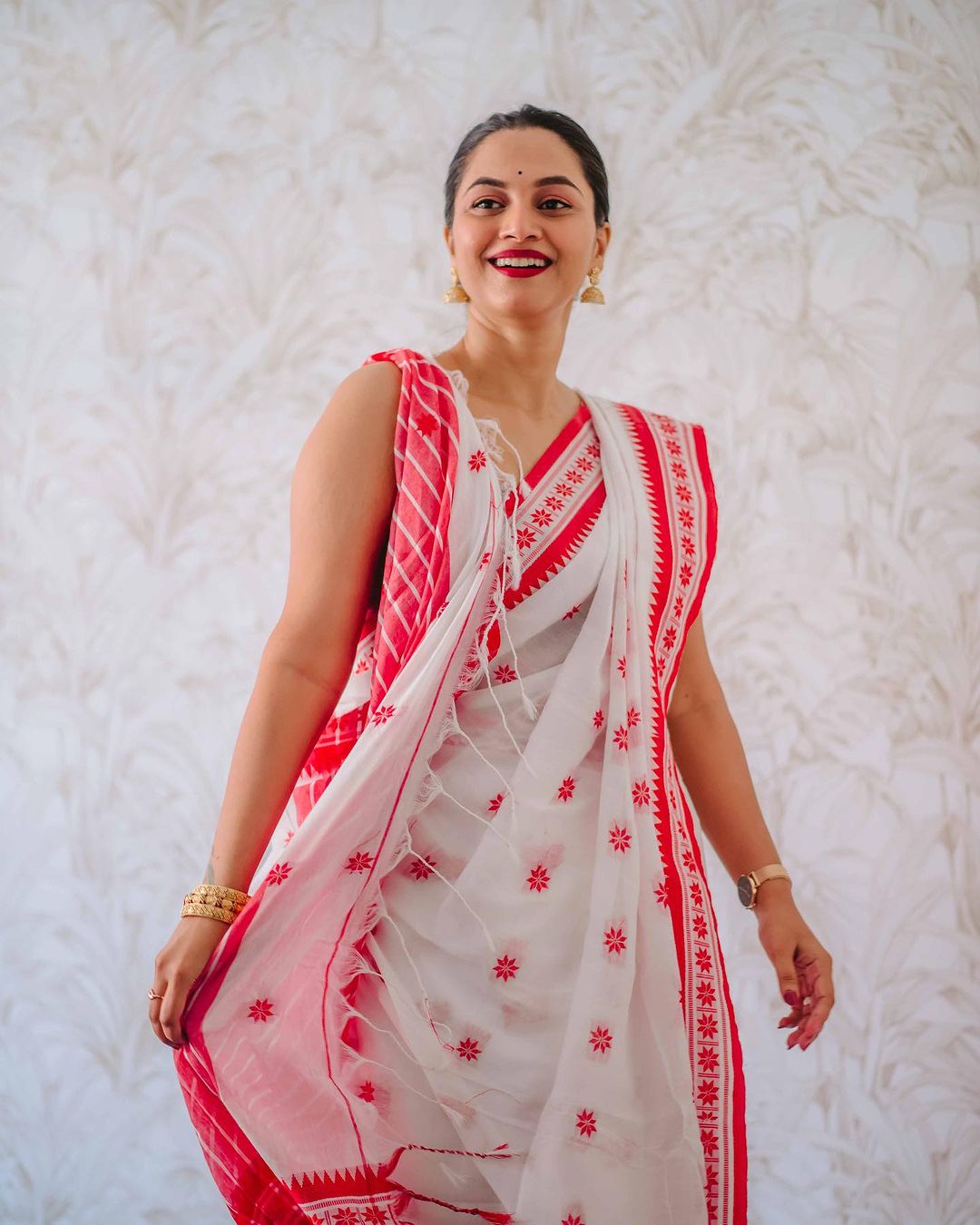 Enchanting White Cotton Silk Saree With Enchanting Blouse Piece