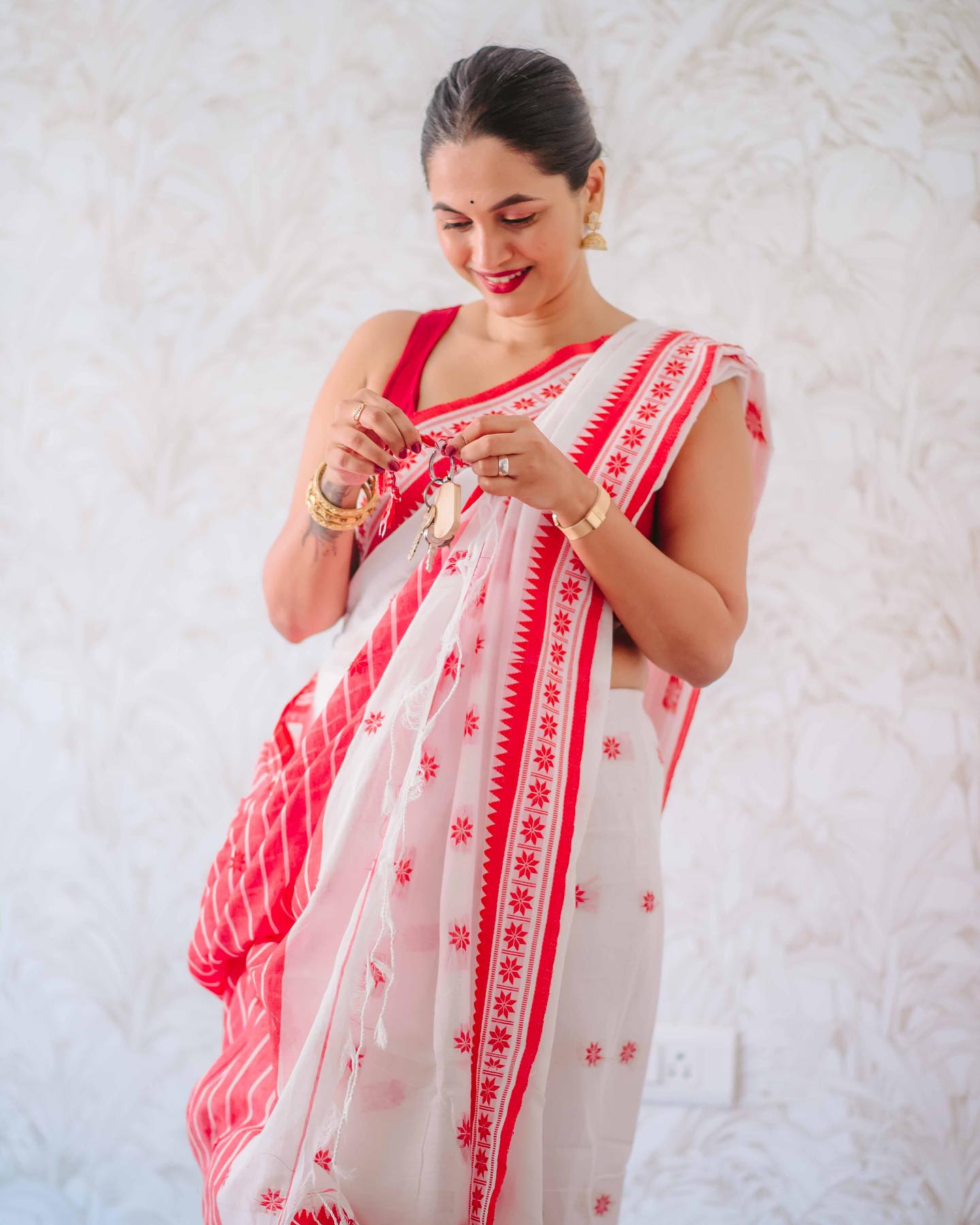 Enchanting White Cotton Silk Saree With Enchanting Blouse Piece