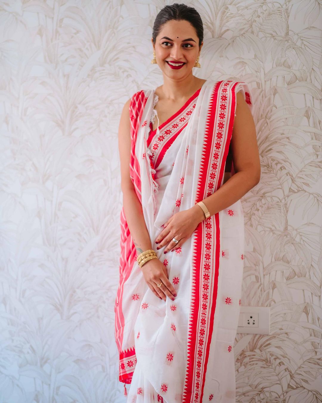 Enchanting White Cotton Silk Saree With Enchanting Blouse Piece