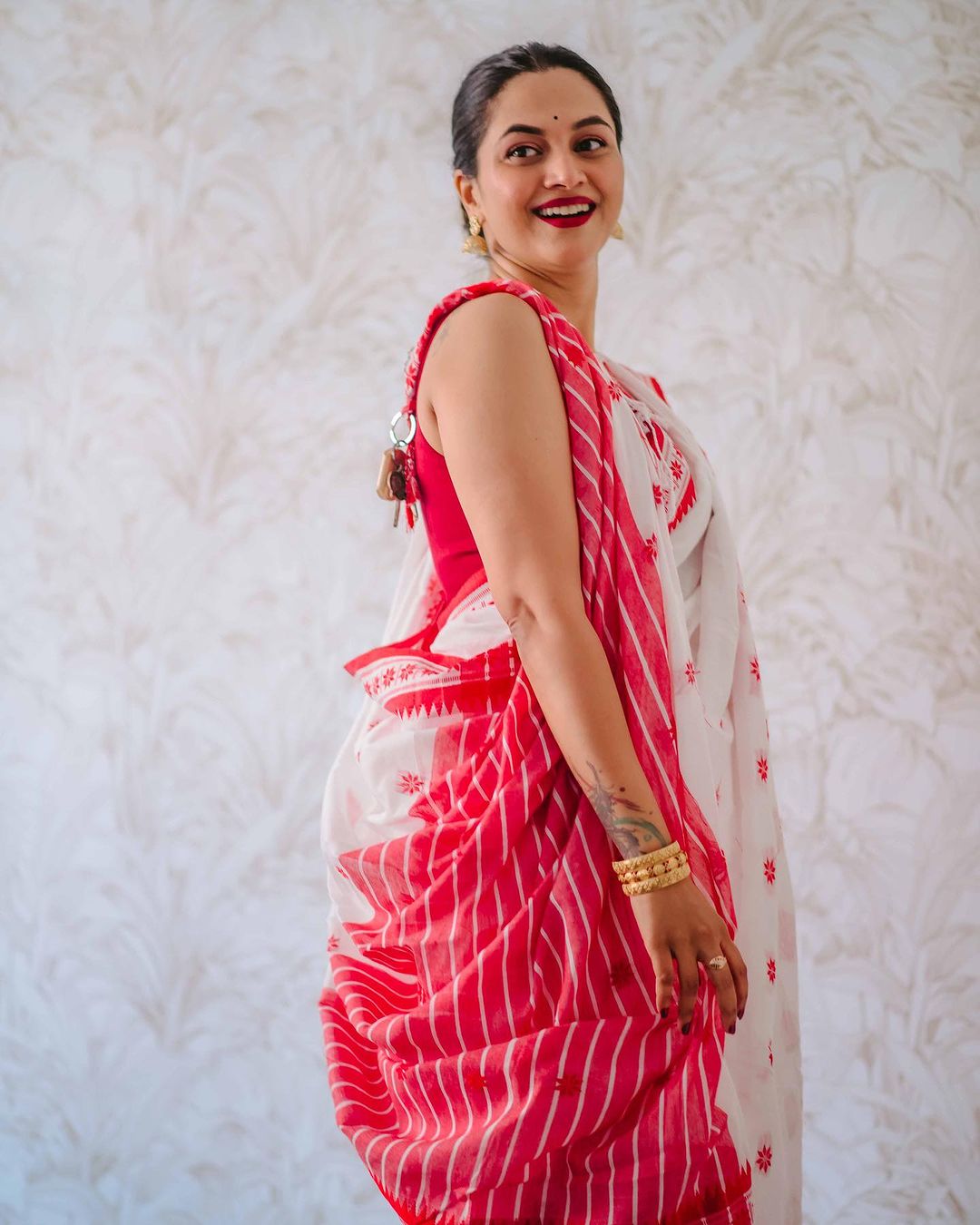 Enchanting White Cotton Silk Saree With Enchanting Blouse Piece