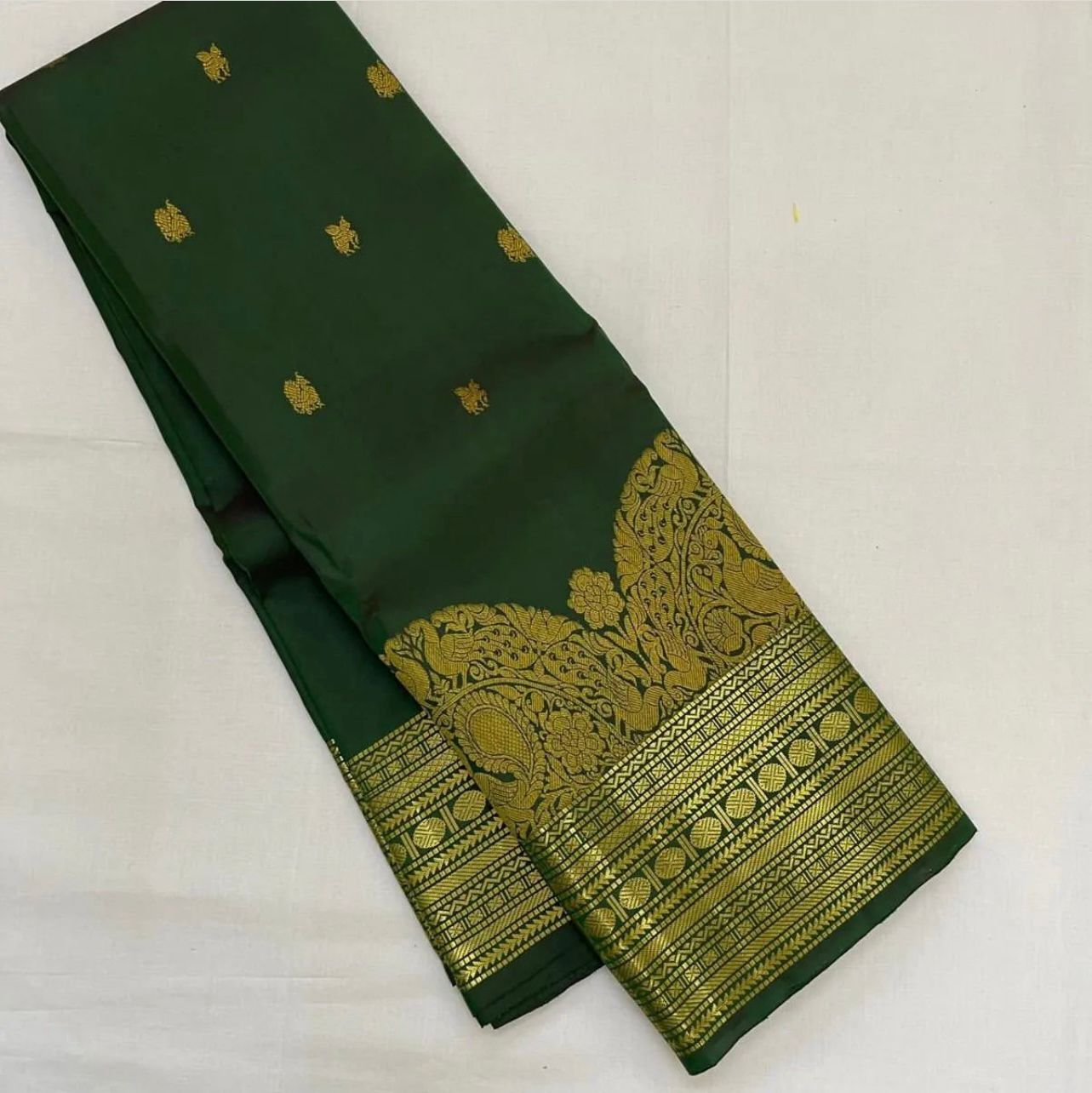 Skinny Dark Green Soft Silk Saree With A dreamy Blouse Piece