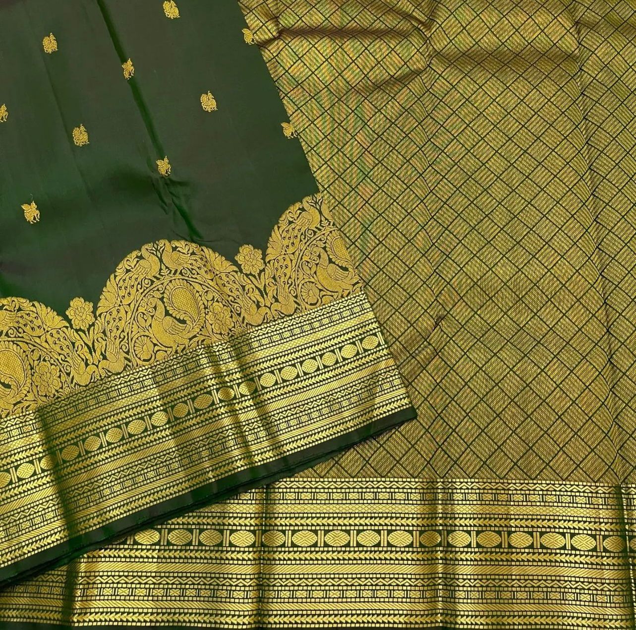 Skinny Dark Green Soft Silk Saree With A dreamy Blouse Piece