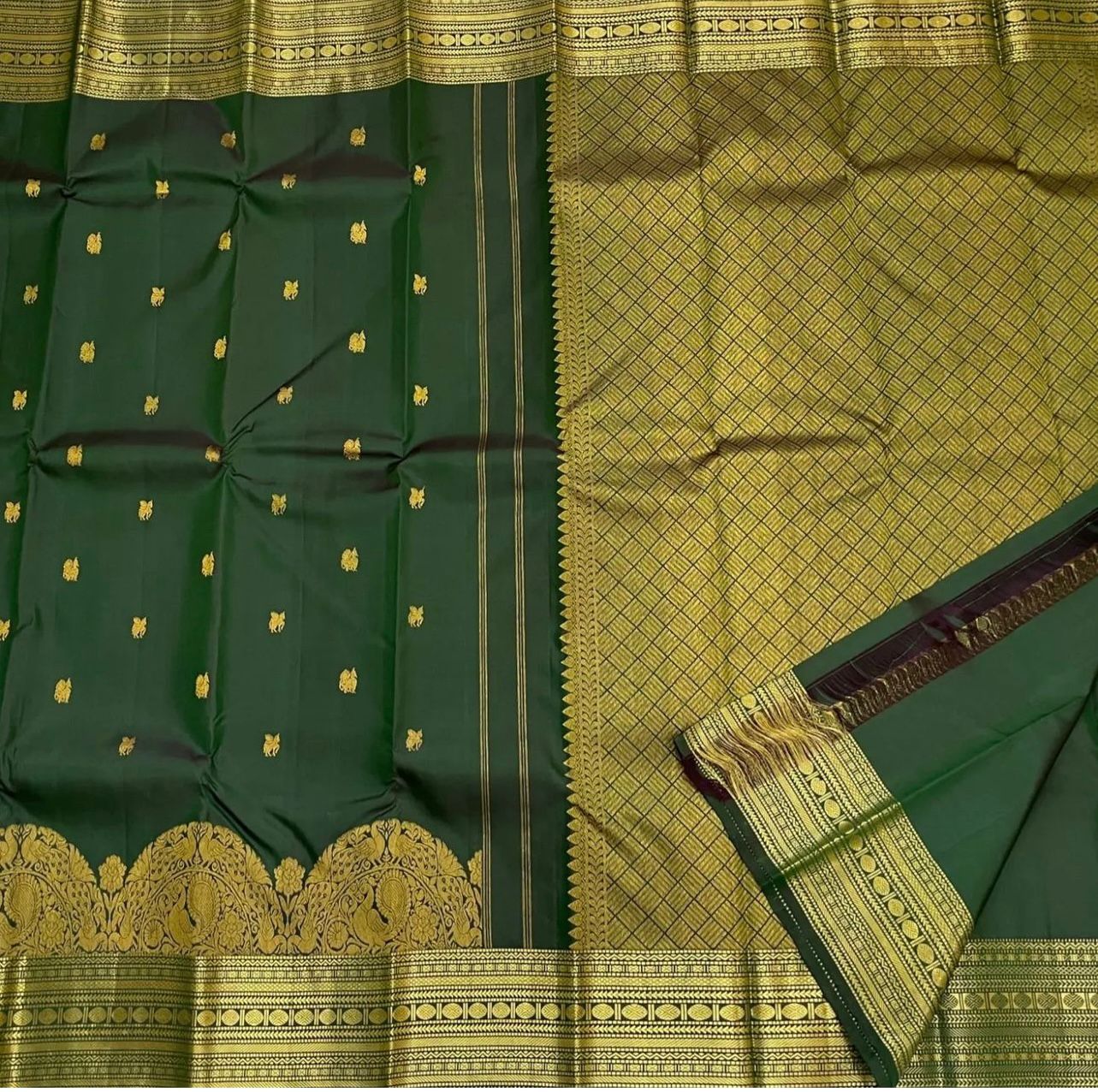 Skinny Dark Green Soft Silk Saree With A dreamy Blouse Piece