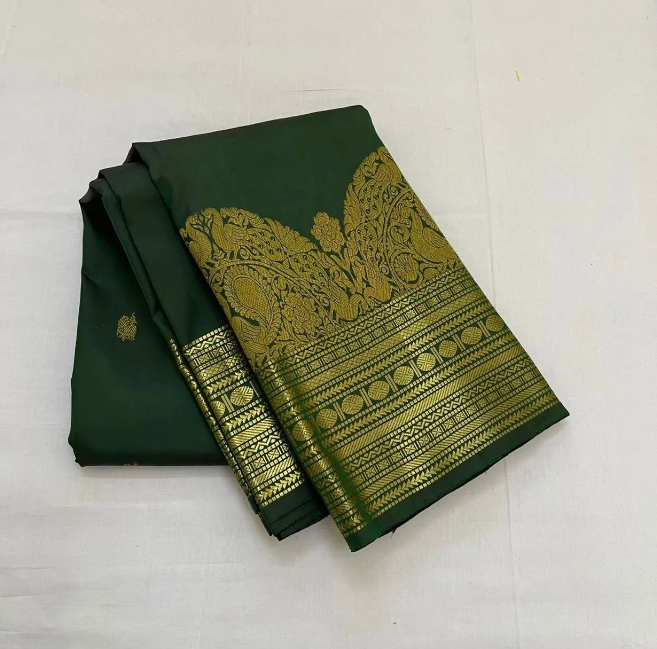 Skinny Dark Green Soft Silk Saree With A dreamy Blouse Piece