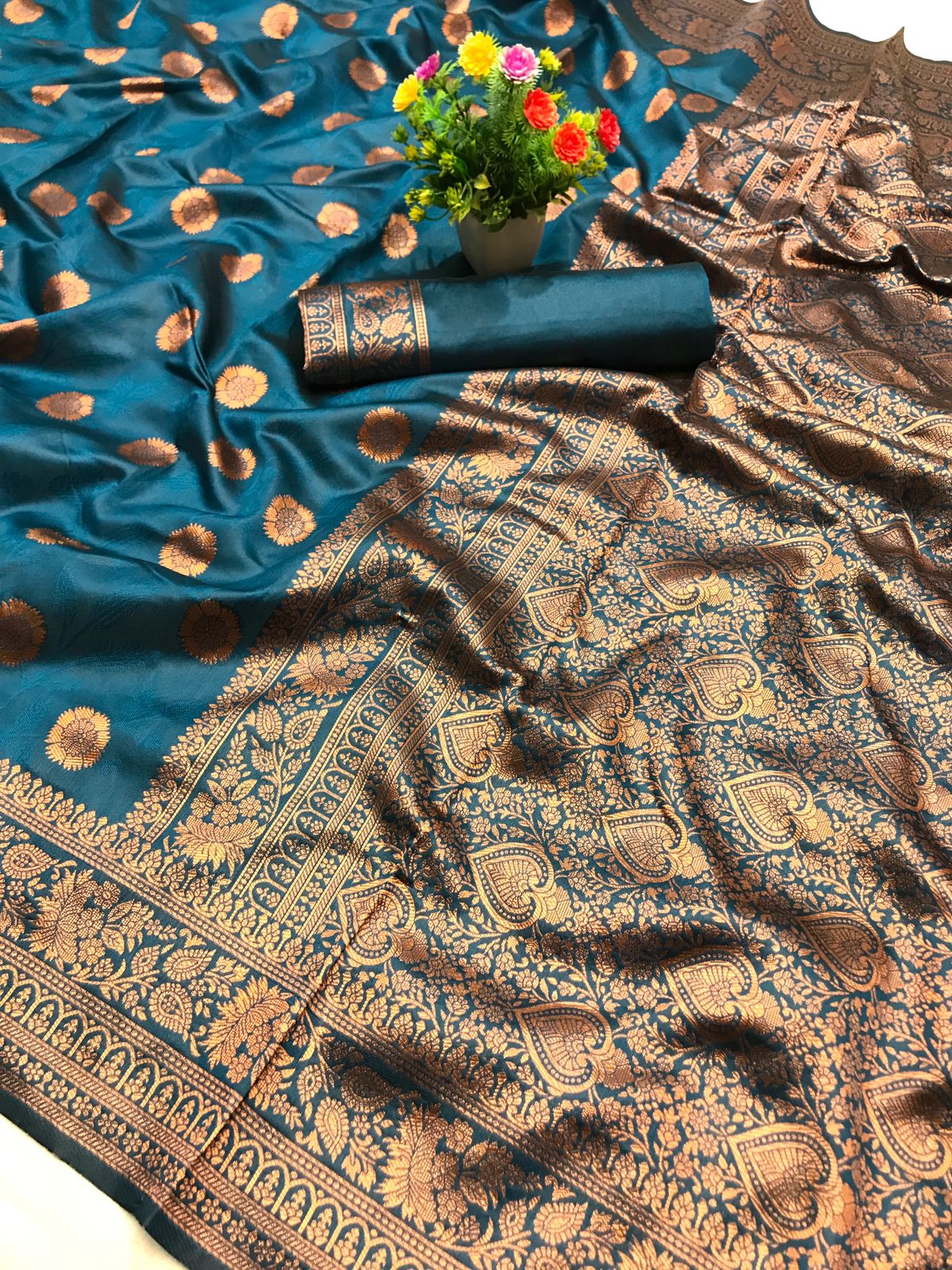 Ineffable Rama Soft Silk Saree With Ethereal Blouse Piece