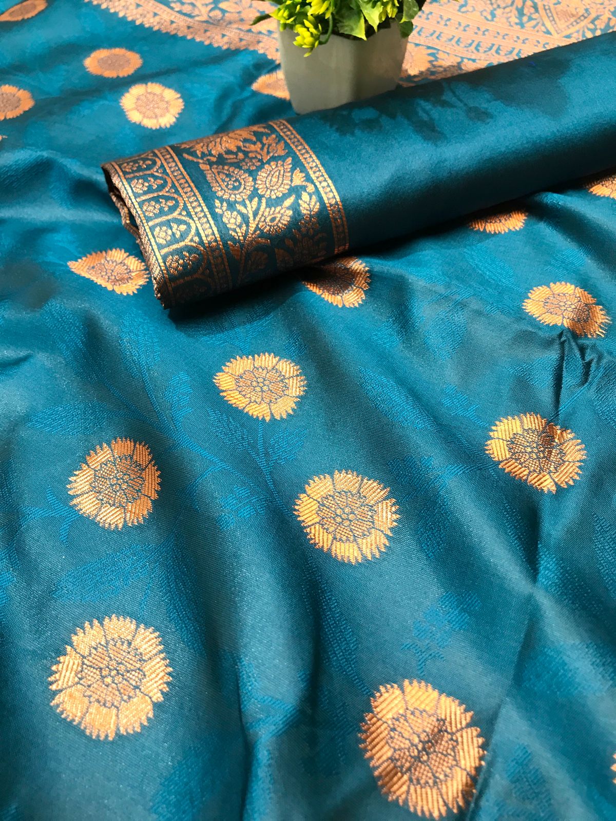 Ineffable Rama Soft Silk Saree With Ethereal Blouse Piece