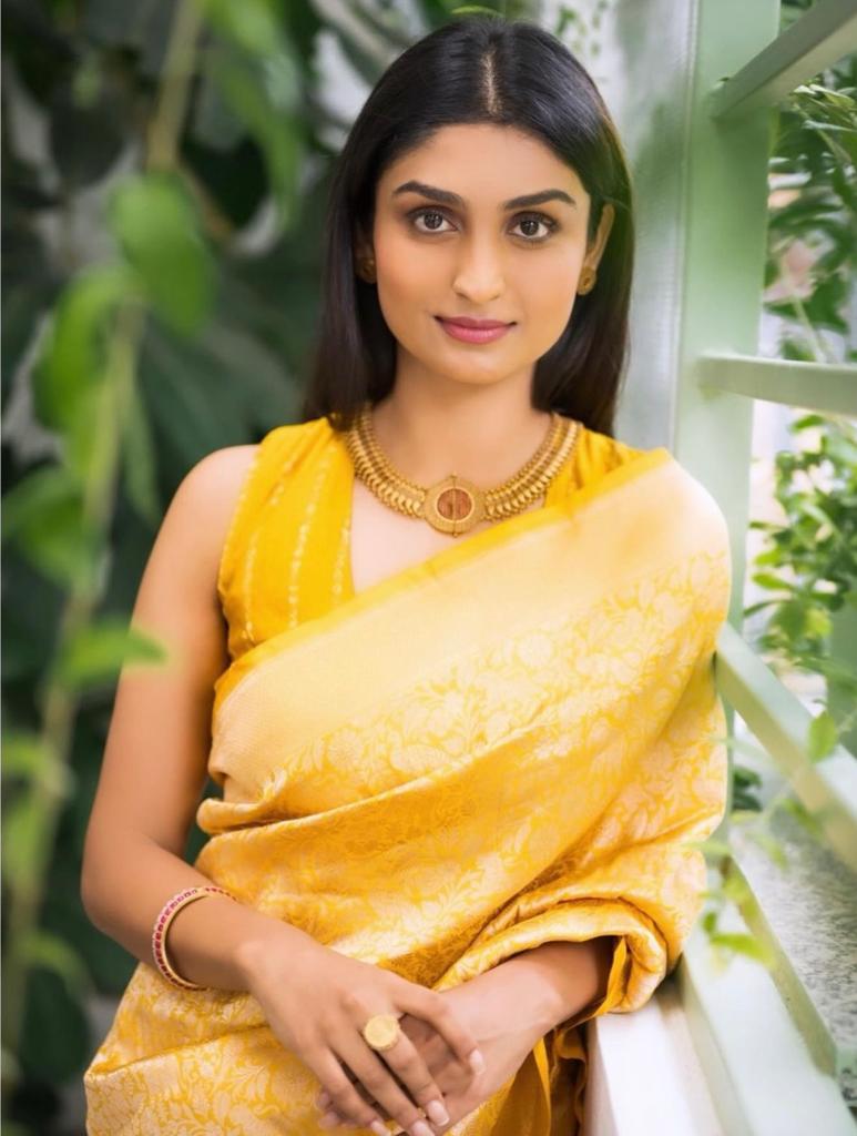 Charismatic Yellow Soft Silk Saree With Winsome Blouse Piece