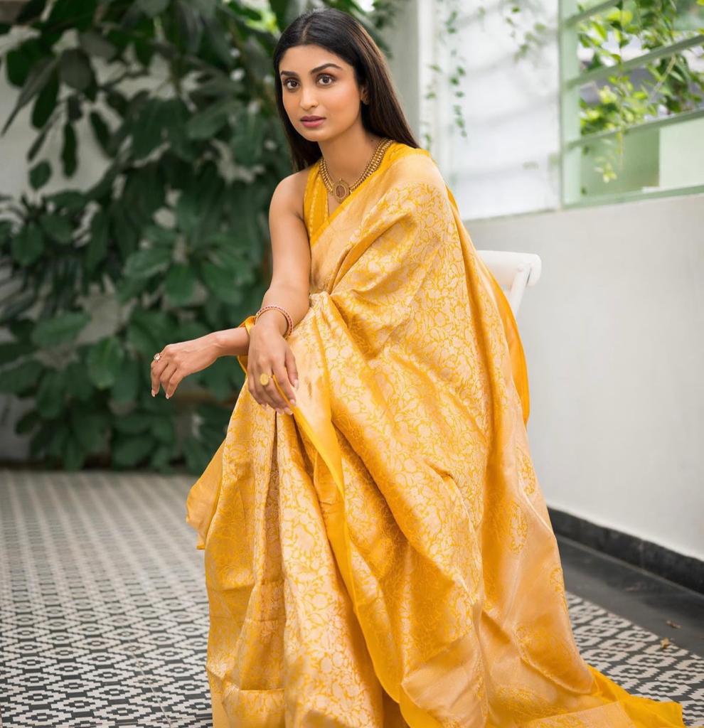 Charismatic Yellow Soft Silk Saree With Winsome Blouse Piece