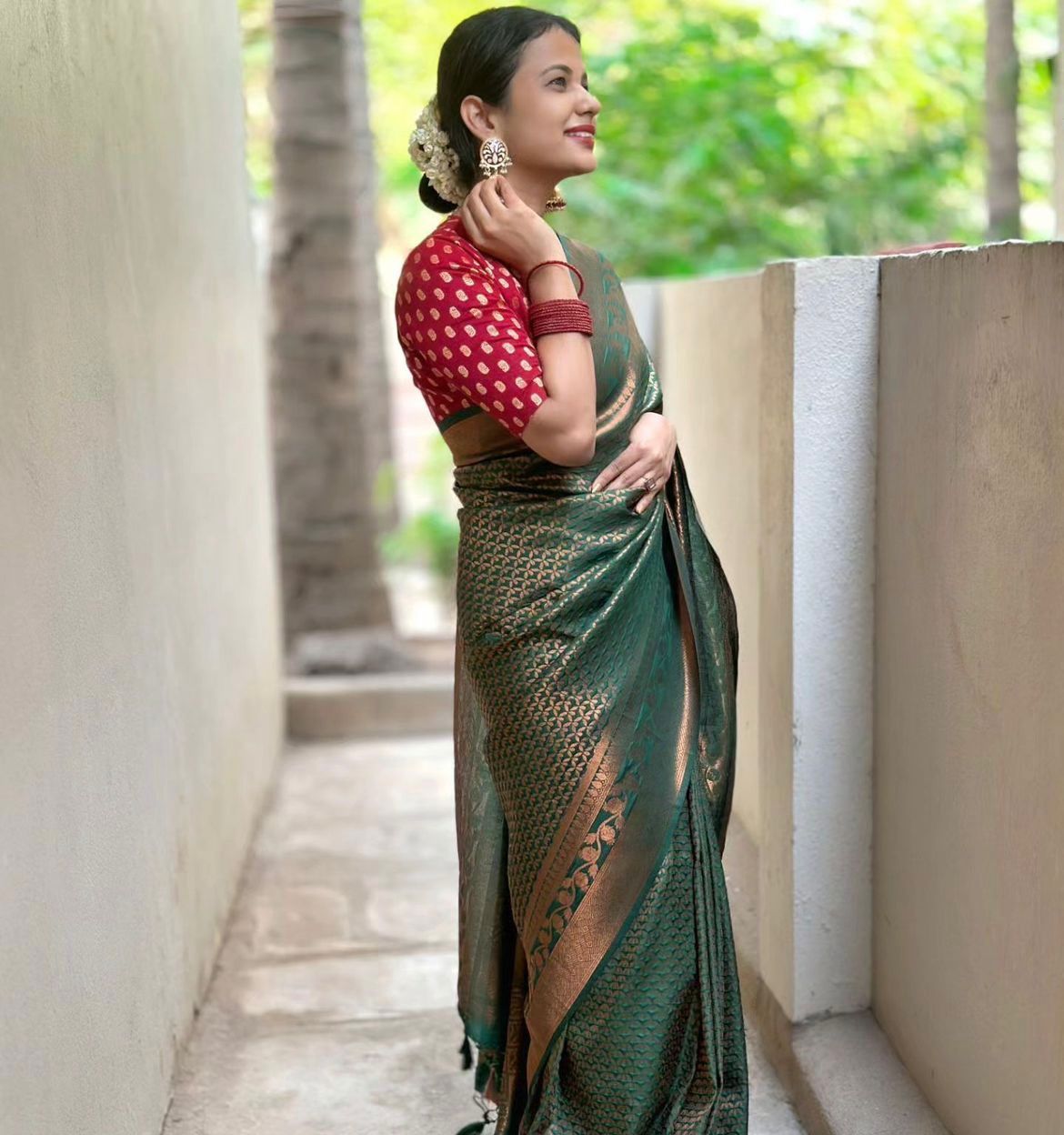 Rhapsodic Dark Green Soft Silk Saree With Fairytale Blouse Piece