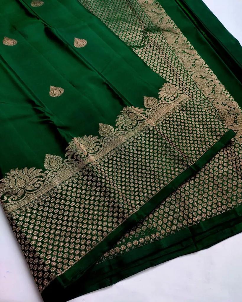 Divine Dark Green Soft Silk Saree With Evanescent Blouse Piece