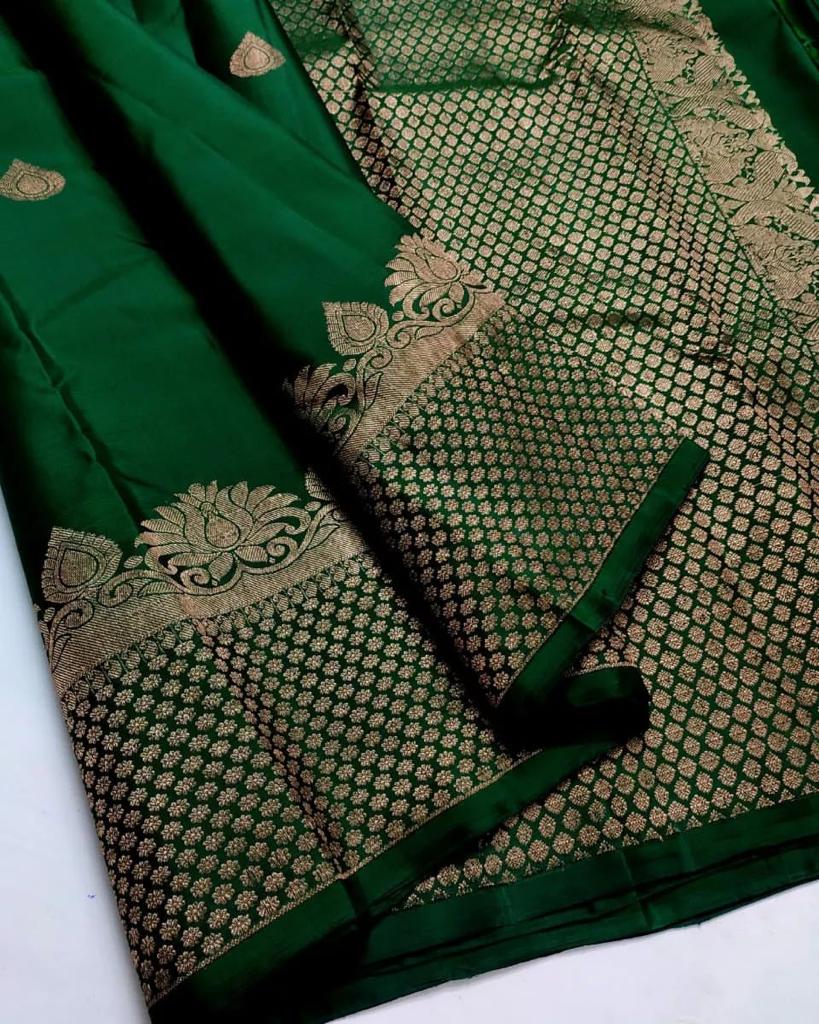 Divine Dark Green Soft Silk Saree With Evanescent Blouse Piece