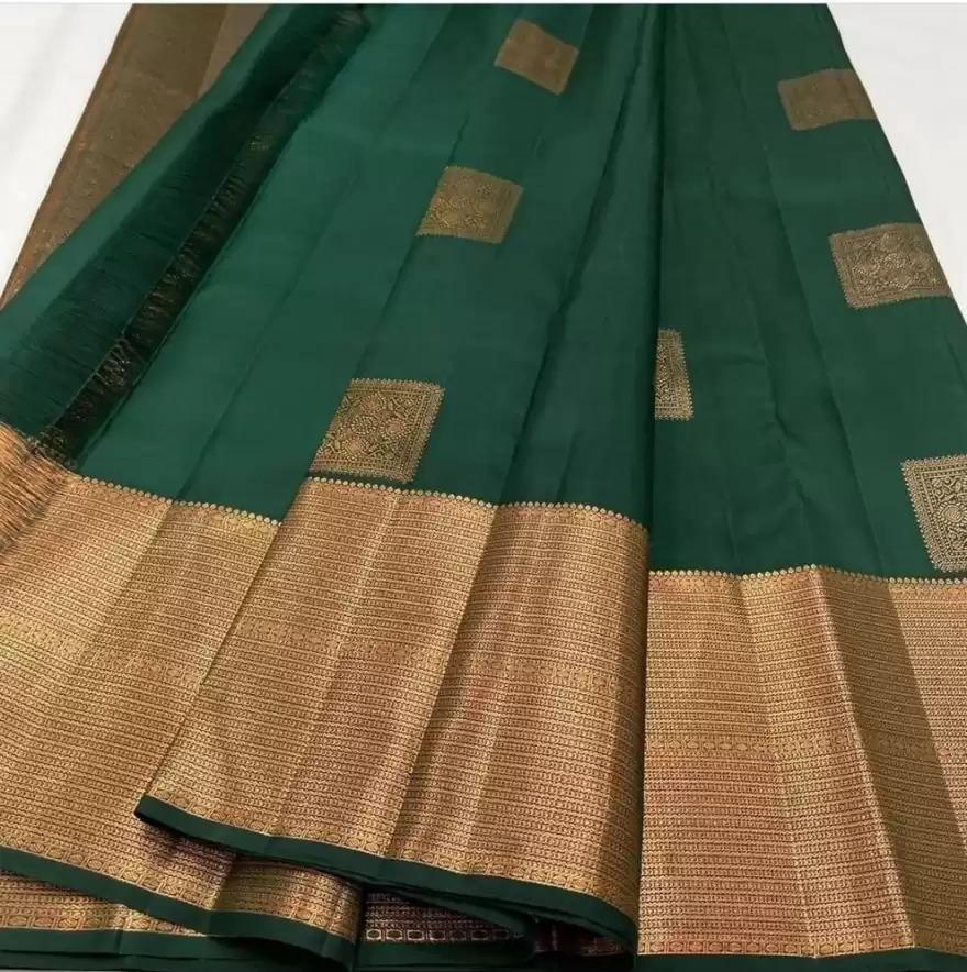 Mesmeric extravagant Dark Green Soft Silk Saree With Sizzling Blouse Piece